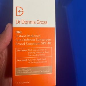 Dr. Dennis Gross instant Radiance Sun Defense Sunscreen(light/medium)